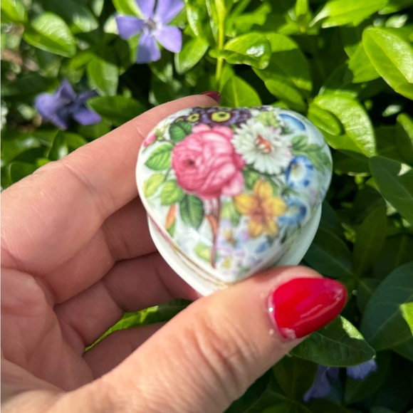 Small floral porcelain made in England heart shaped trinket box - Picture 6 of 15